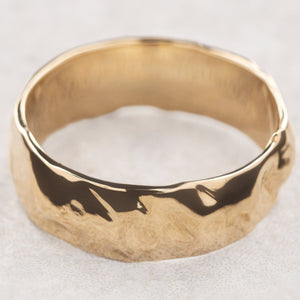 The Wide Flow Band – Man’s Ring in Liquid Gold Finish