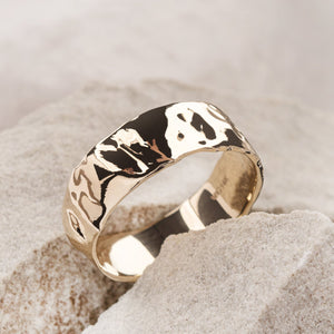 The Wide Flow Band – Man’s Ring in Liquid Gold Finish