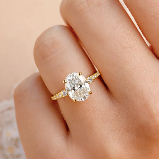 Luna‘s Embrace | 2CT Oval Moissanite Solitaire Ring