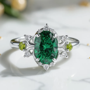 Elysia‘s Veil | Oval Vintage Green Solitaire Ring