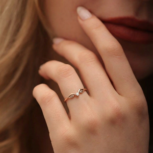 Angel‘s Whisper | V-Wing Solitaire Diamond Wedding Band