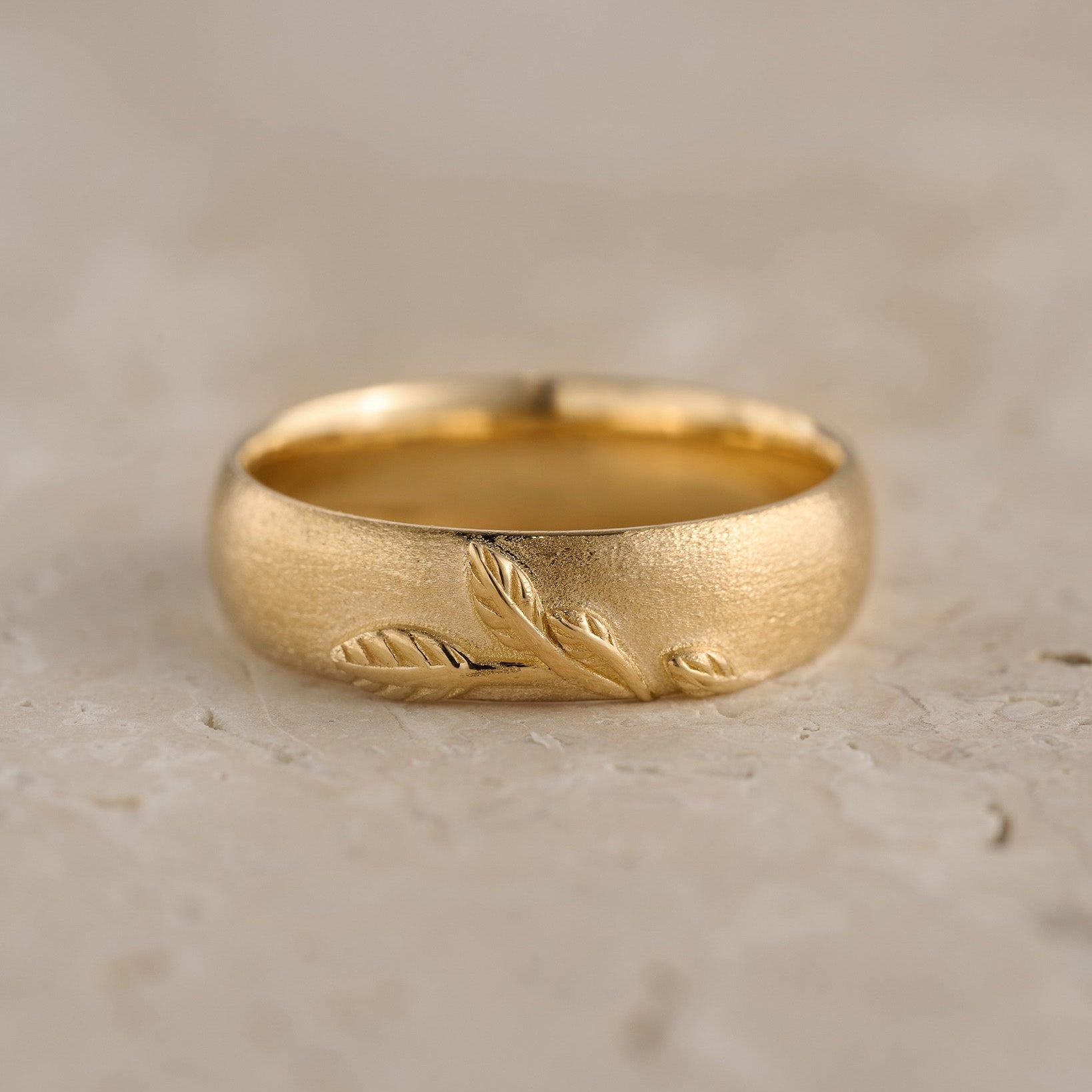 The Patricia Muted Grove | Artisan Men‘s Wedding Band