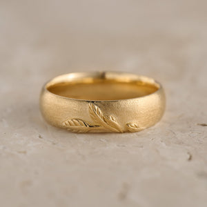 The Patricia Muted Grove | Artisan Men‘s Wedding Band