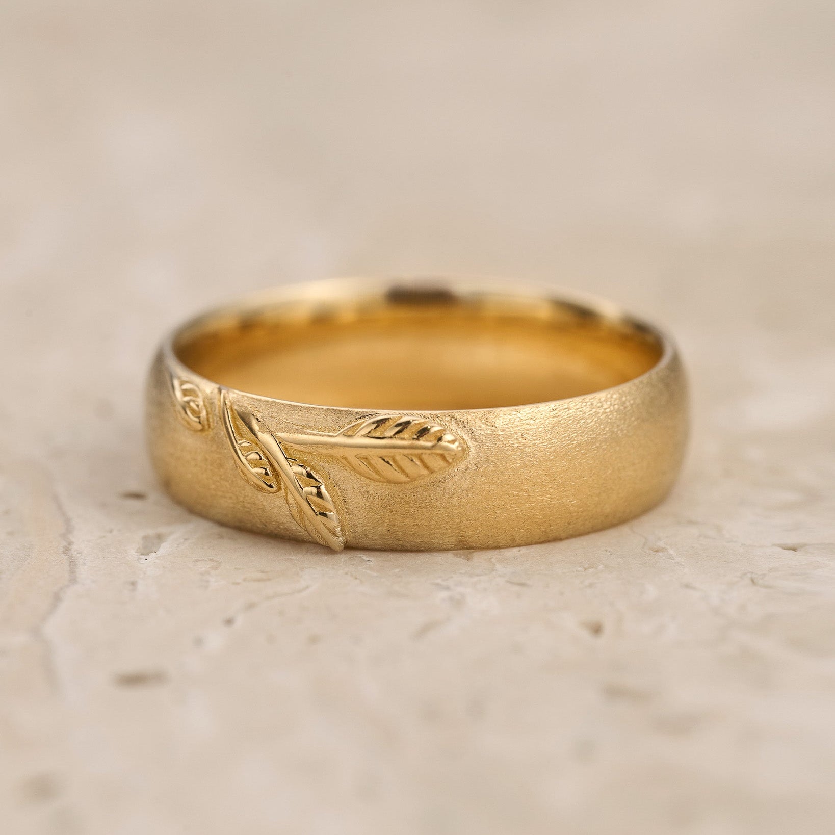 The Patricia Muted Grove | Artisan Men‘s Wedding Band