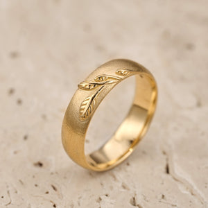 The Patricia Muted Grove | Artisan Men‘s Wedding Band