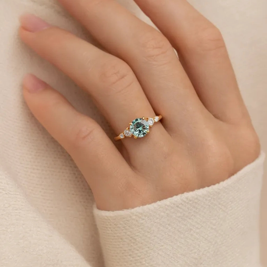 Eveline‘s Ocean | The 1CT Round Blue Gemstone Ring