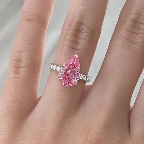 Celina‘s Tear | A 3CT Pear-Cut Pink Gemstone Ring