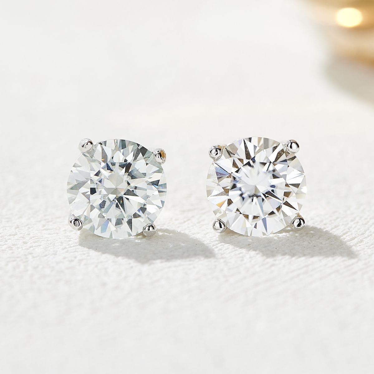 Round 4 Claw Sparkle Solitaire Stud Earrings