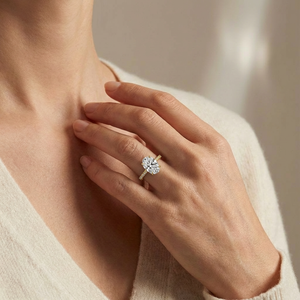Luna‘s Silhouette | 2CT Oval Cut Moissanite Ring