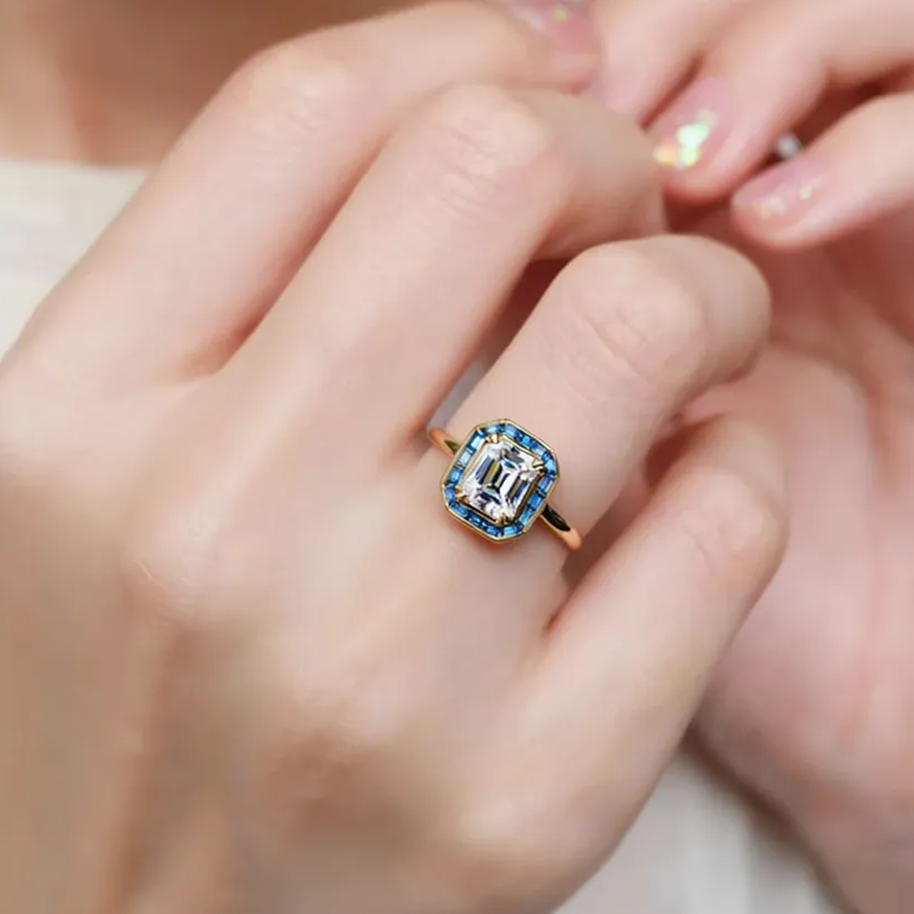 Iris‘s Breeze | 1CT Emerald Cut Halo Moissanite Ring