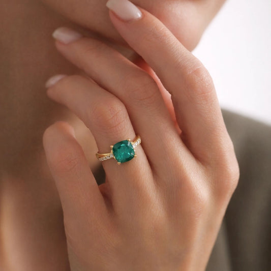 2.0CT Cushion Cut Emerald Classic Solitaire Twist Ring