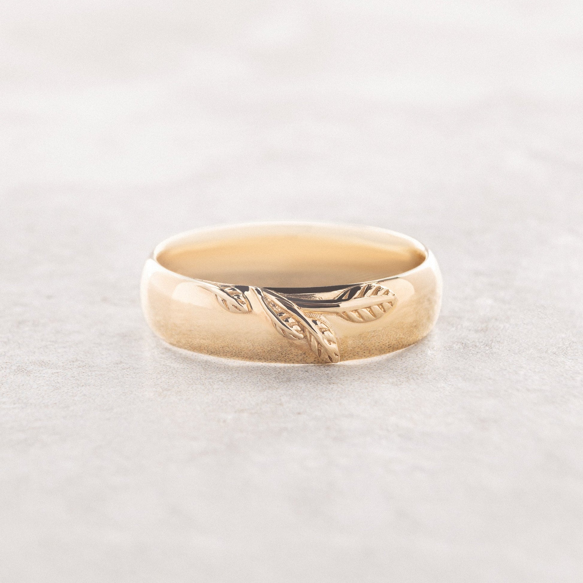The Patricia Muted Grove | Artisan Men‘s Wedding Band