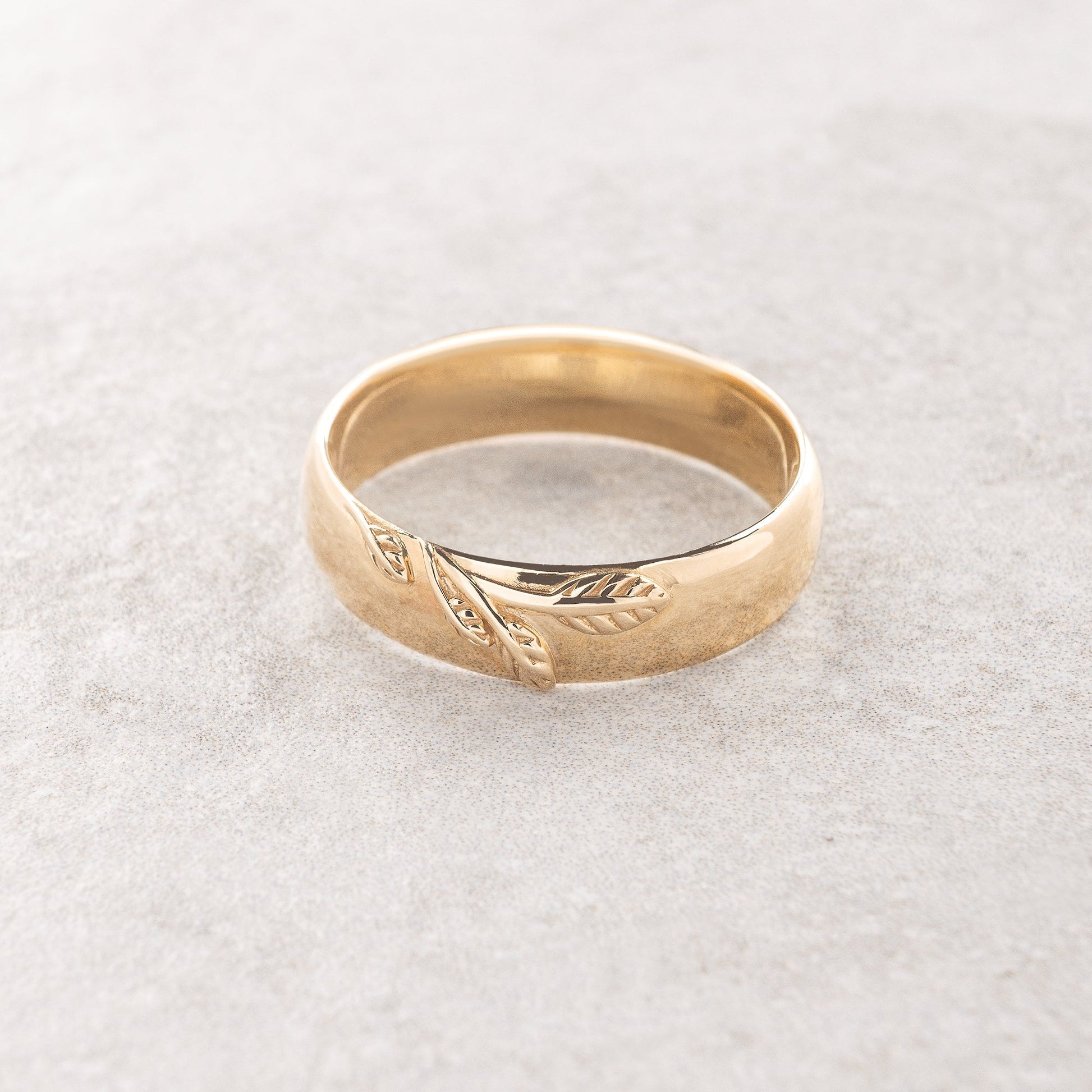 The Patricia Muted Grove | Artisan Men‘s Wedding Band