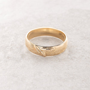 The Patricia Muted Grove | Artisan Men‘s Wedding Band