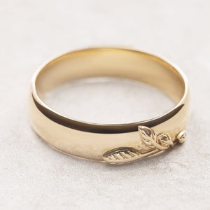 The Patricia Muted Grove | Artisan Men‘s Wedding Band