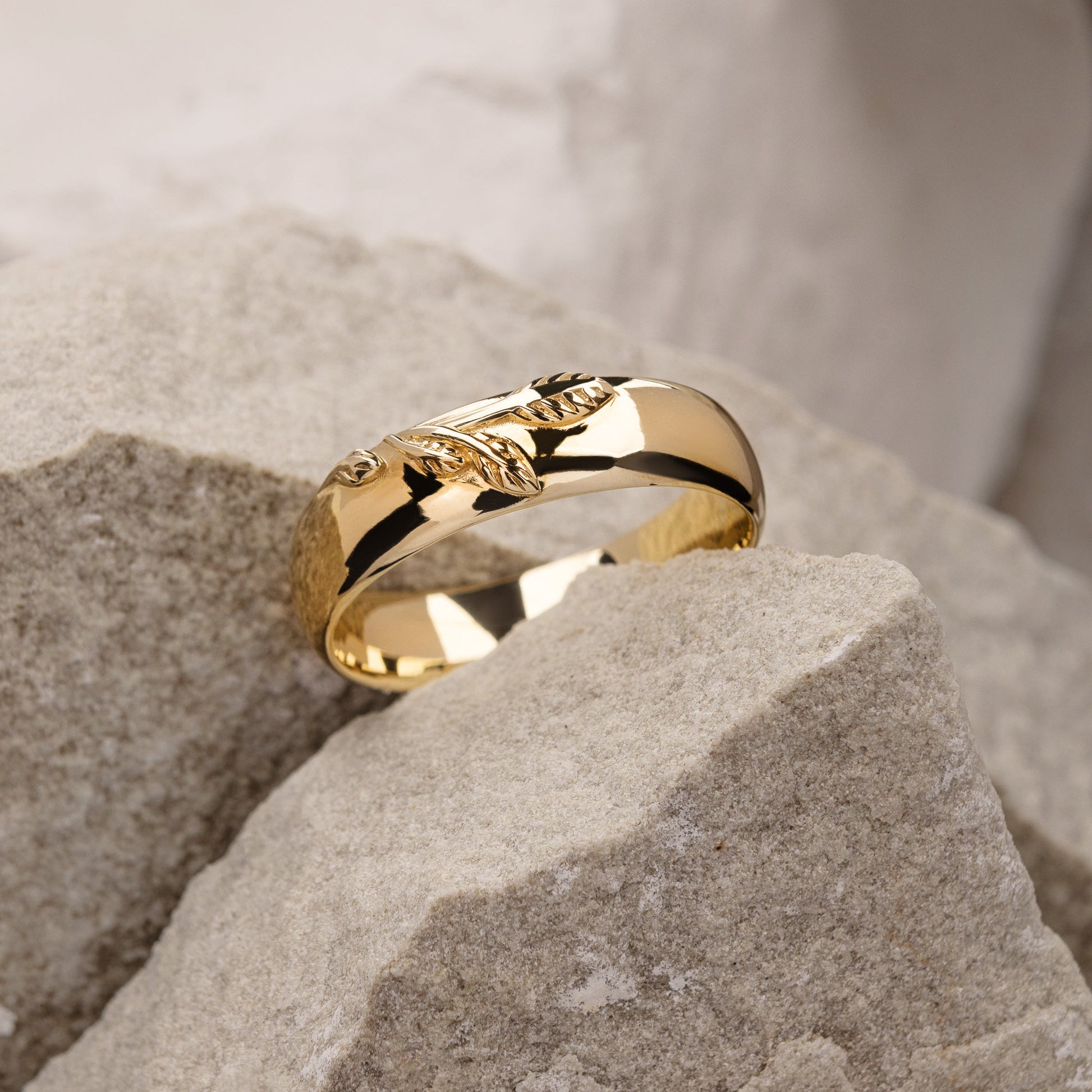 The Patricia Muted Grove | Artisan Men‘s Wedding Band