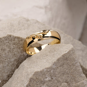 The Patricia Muted Grove | Artisan Men‘s Wedding Band