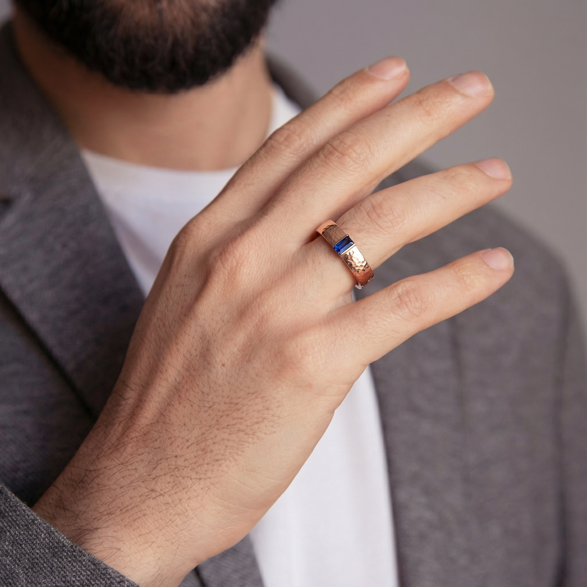 The Azure Signet | Men‘s Baguette Sapphire Band