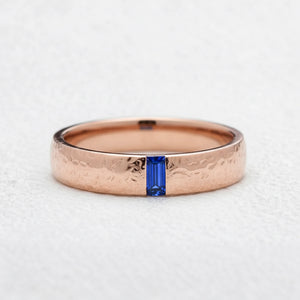 The Azure Signet | Men‘s Baguette Sapphire Band