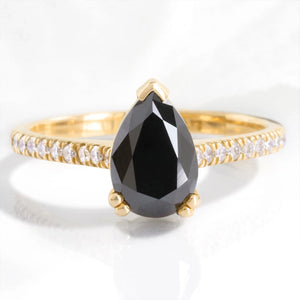 Aria‘s Keystone | Pear Cut Black Diamond & Pavé Ring