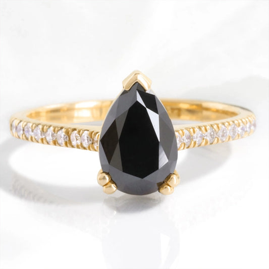 Aria‘s Keystone | Pear Cut Black Diamond & Pavé Ring