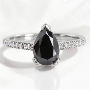 Aria‘s Keystone | Pear Cut Black Diamond & Pavé Ring