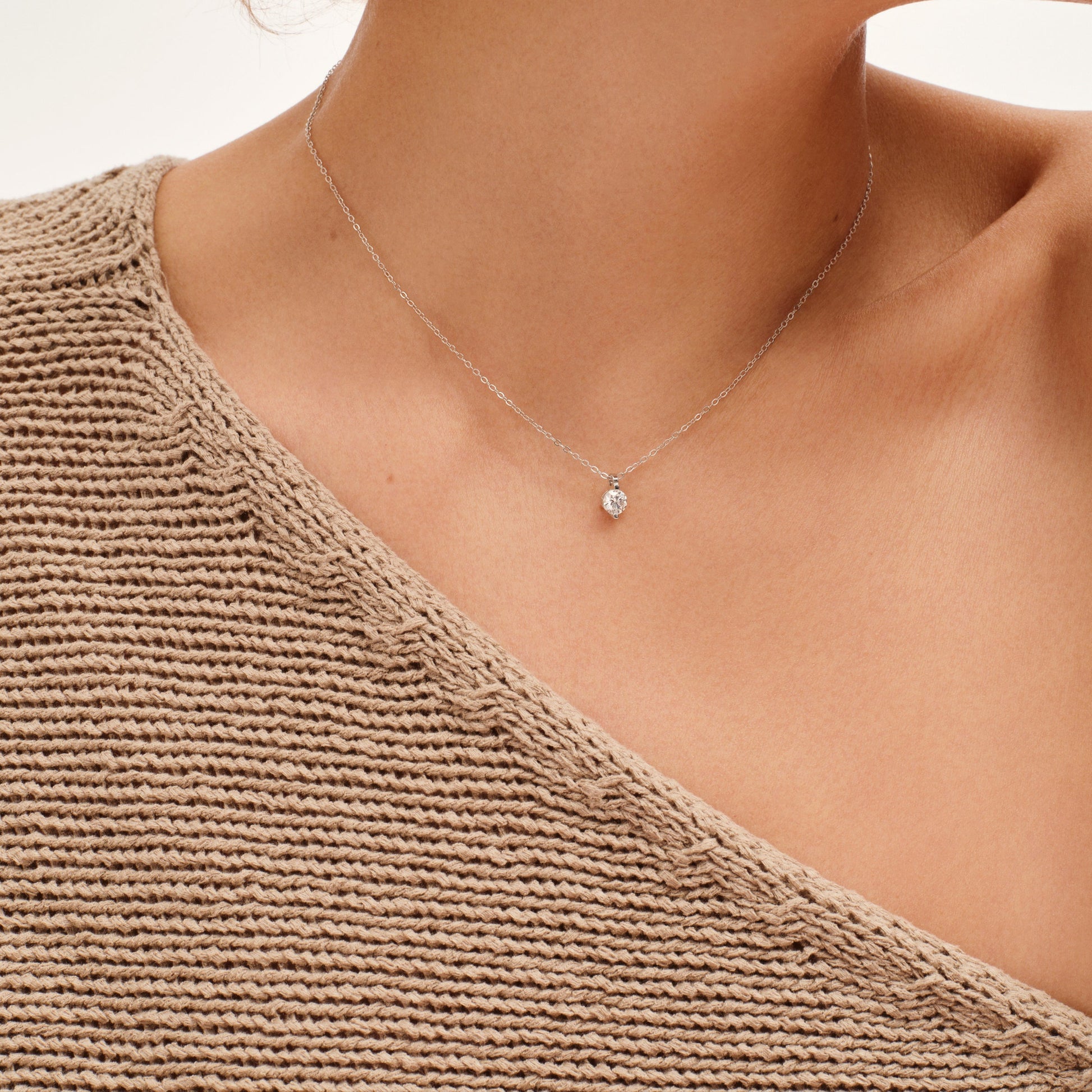 Classic Round Solitaire Pendant Necklace - Stellaradorn
